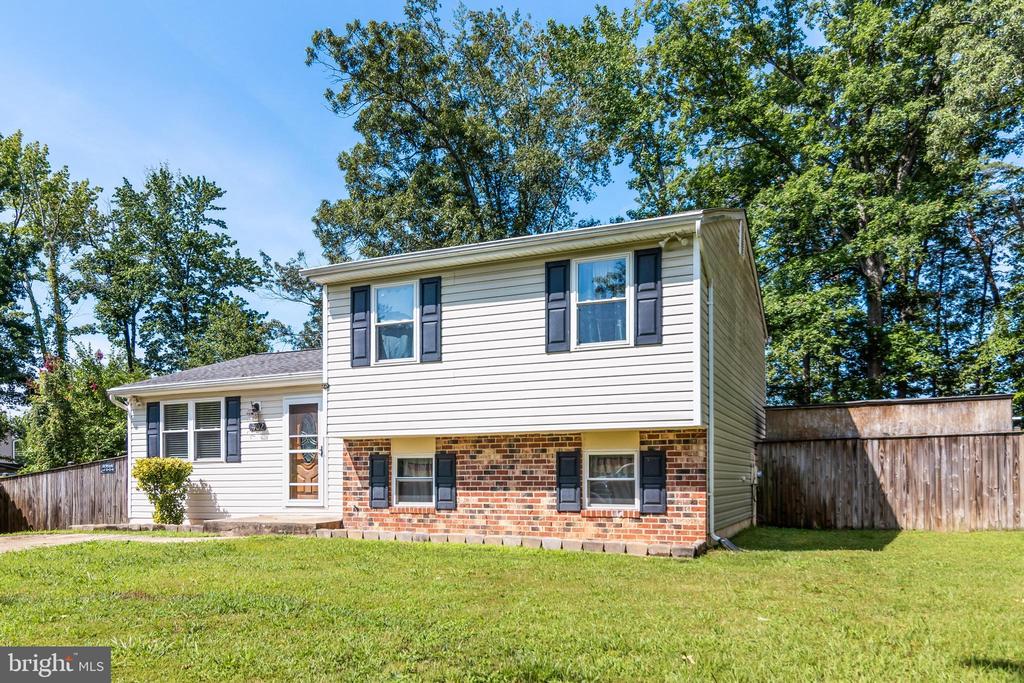 2402 OAKWOOD COURT