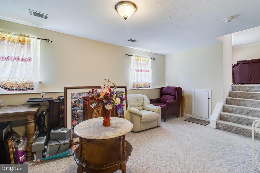 2402 OAKWOOD COURT