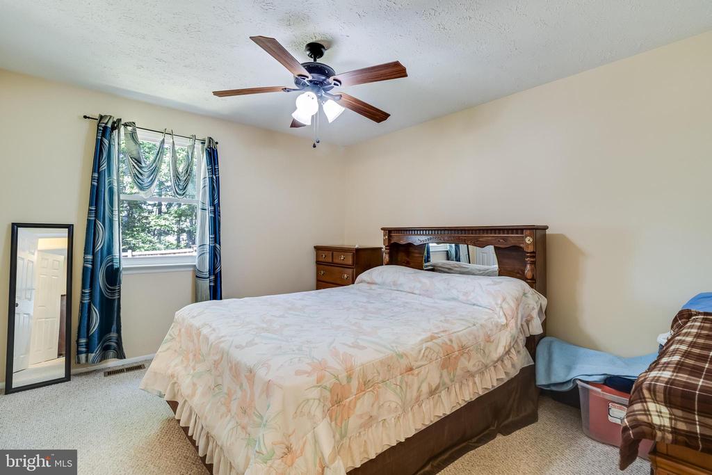 2402 OAKWOOD COURT