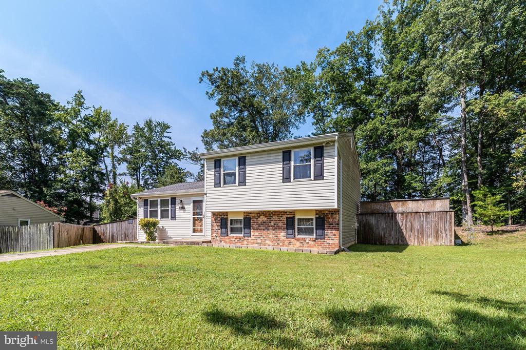 2402 OAKWOOD COURT
