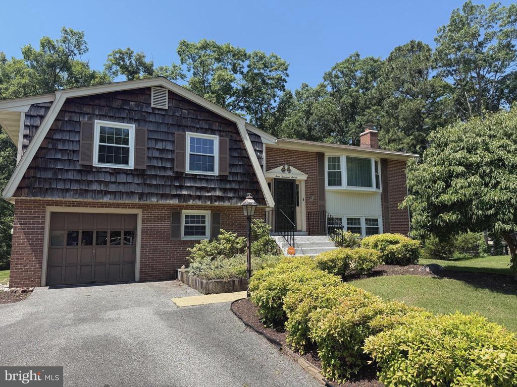 4007 BREWSTER LANE