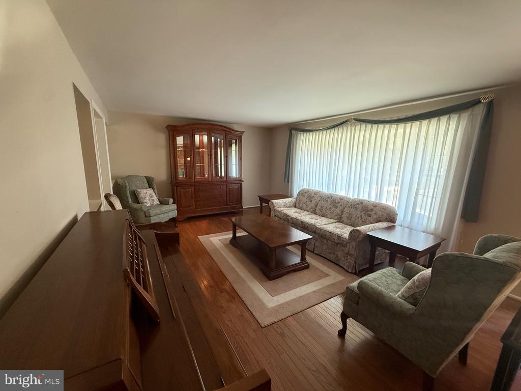 4007 BREWSTER LANE