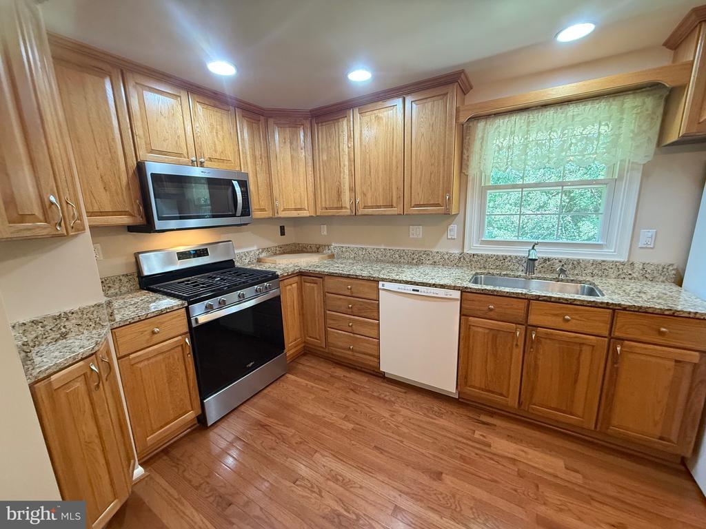 4007 BREWSTER LANE