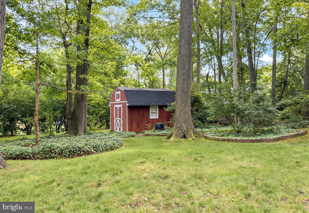 1331 REDWOOD CIRCLE