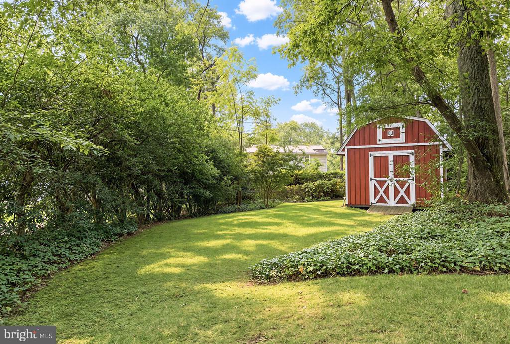 1331 REDWOOD CIRCLE