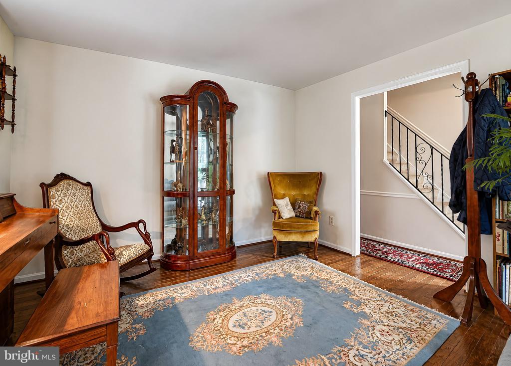 1331 REDWOOD CIRCLE