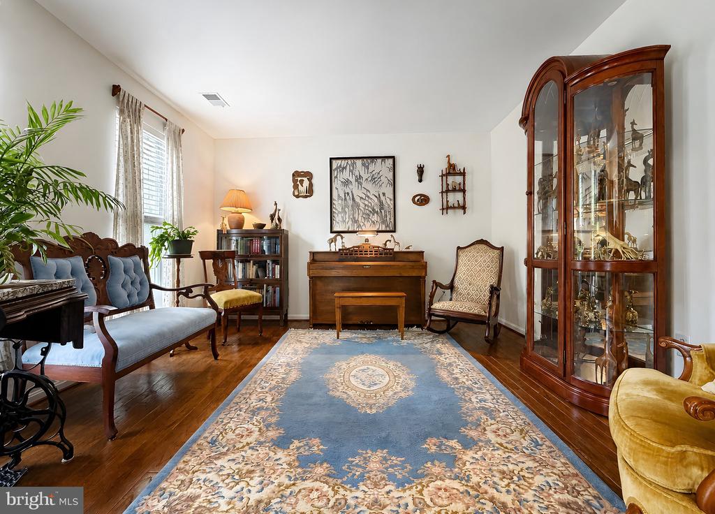 1331 REDWOOD CIRCLE