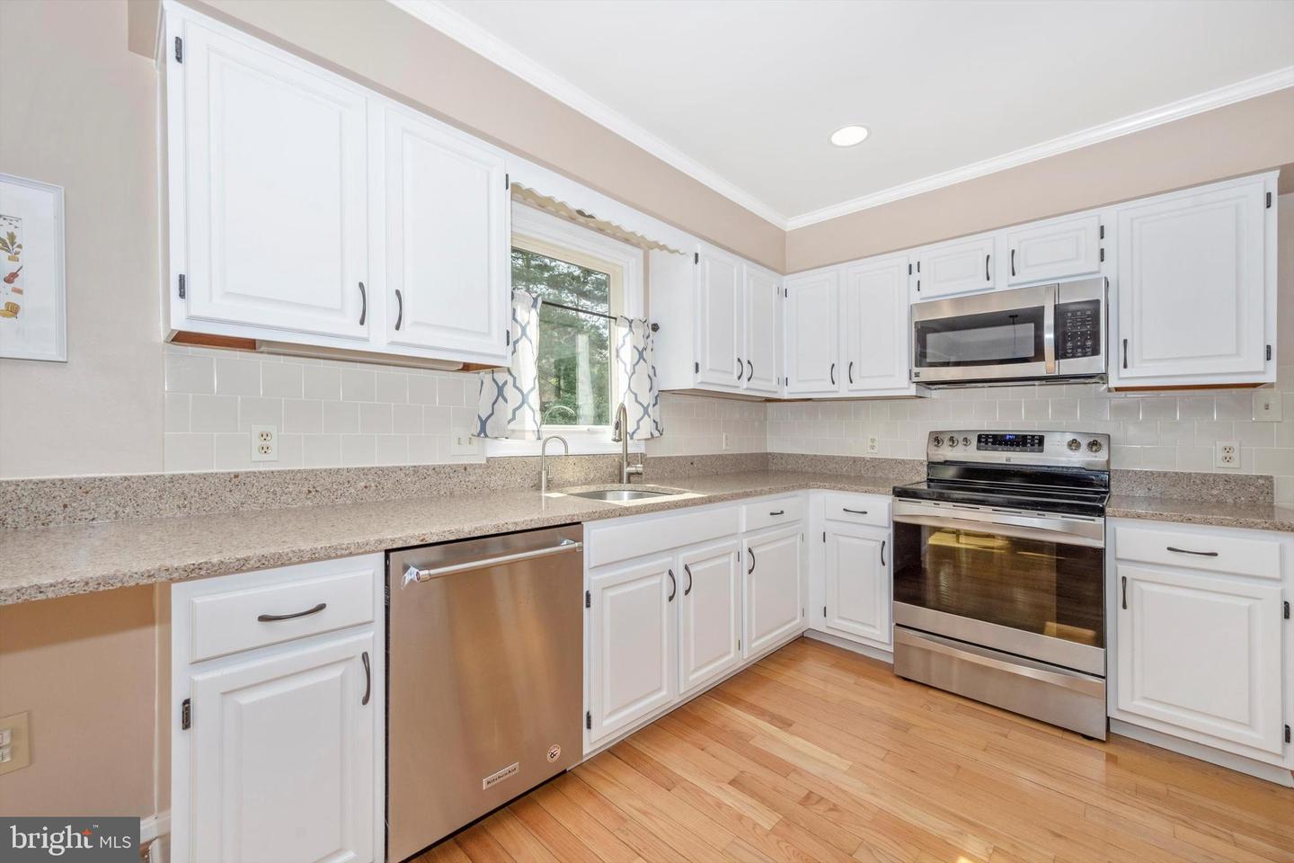 5595 Jollie DRIVE