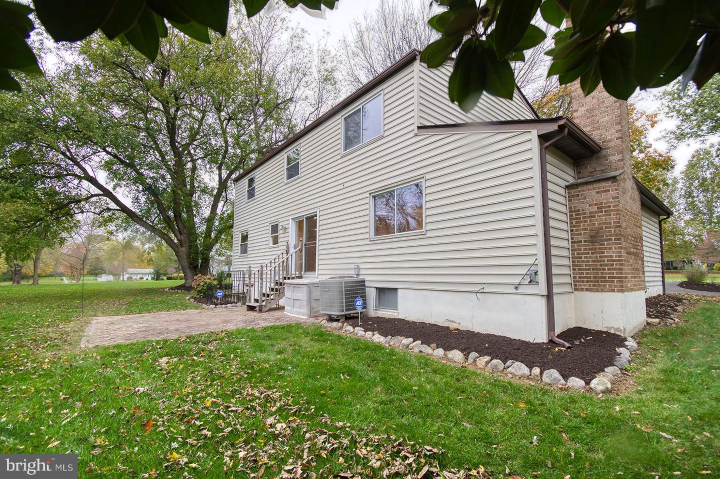 5827 Woodwinds CIRCLE