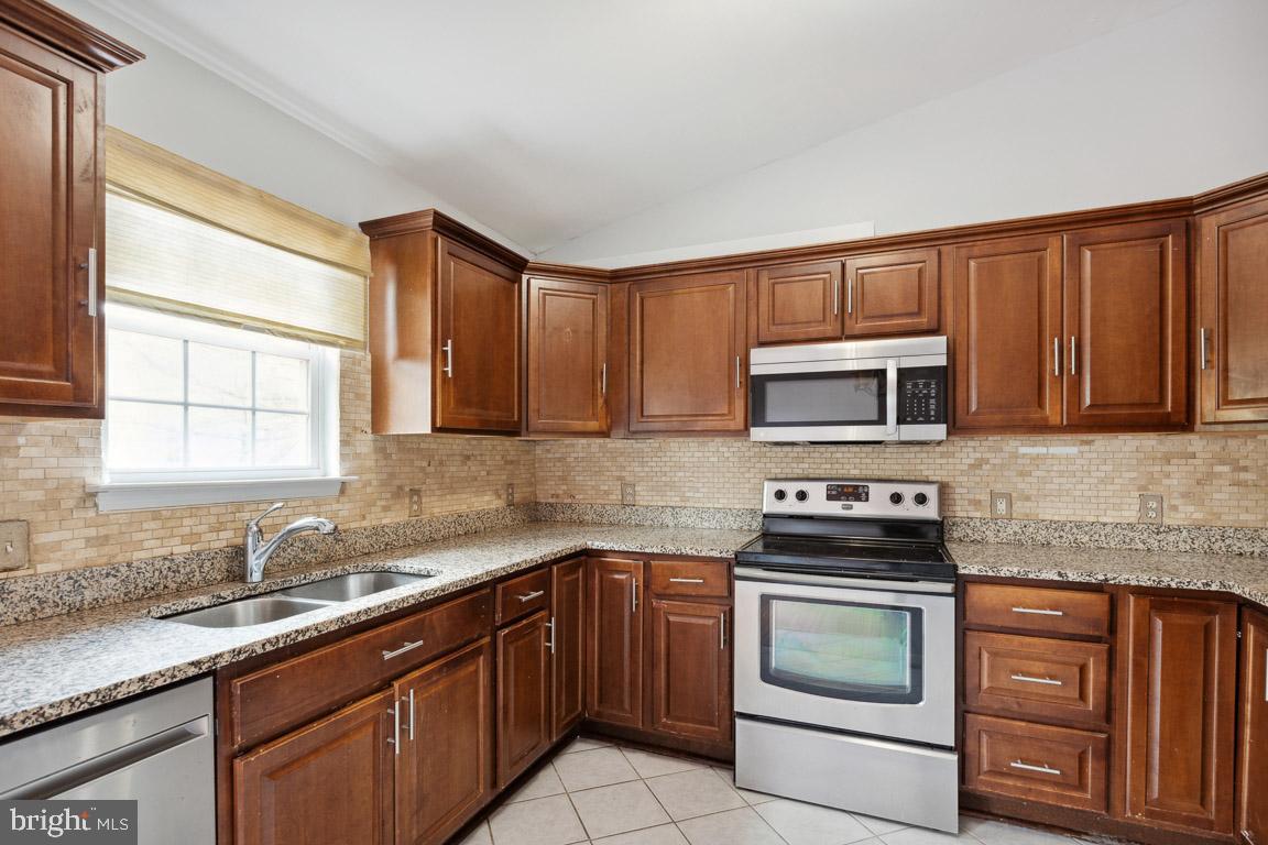 1202 Whitley COURT