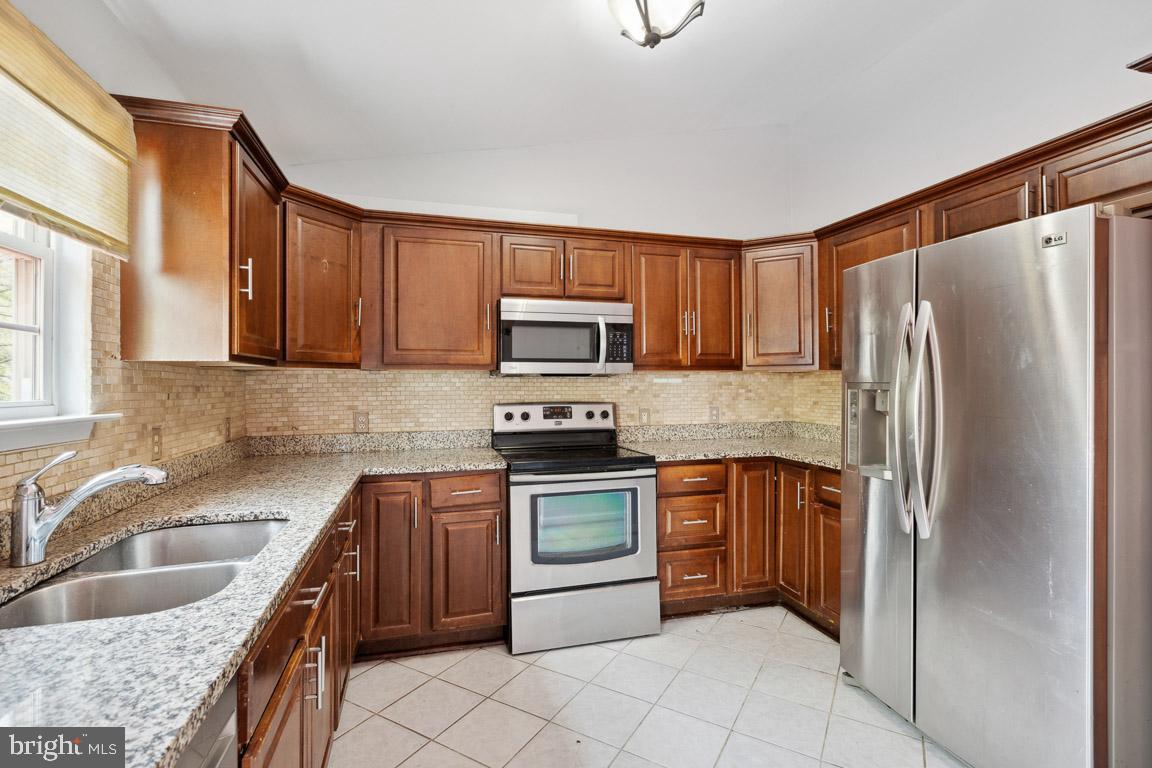 1202 Whitley COURT