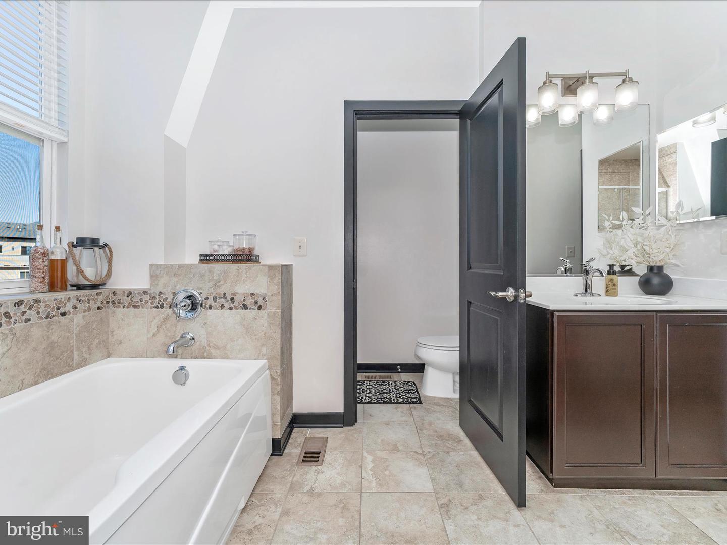 1454 Trafalgar LANE