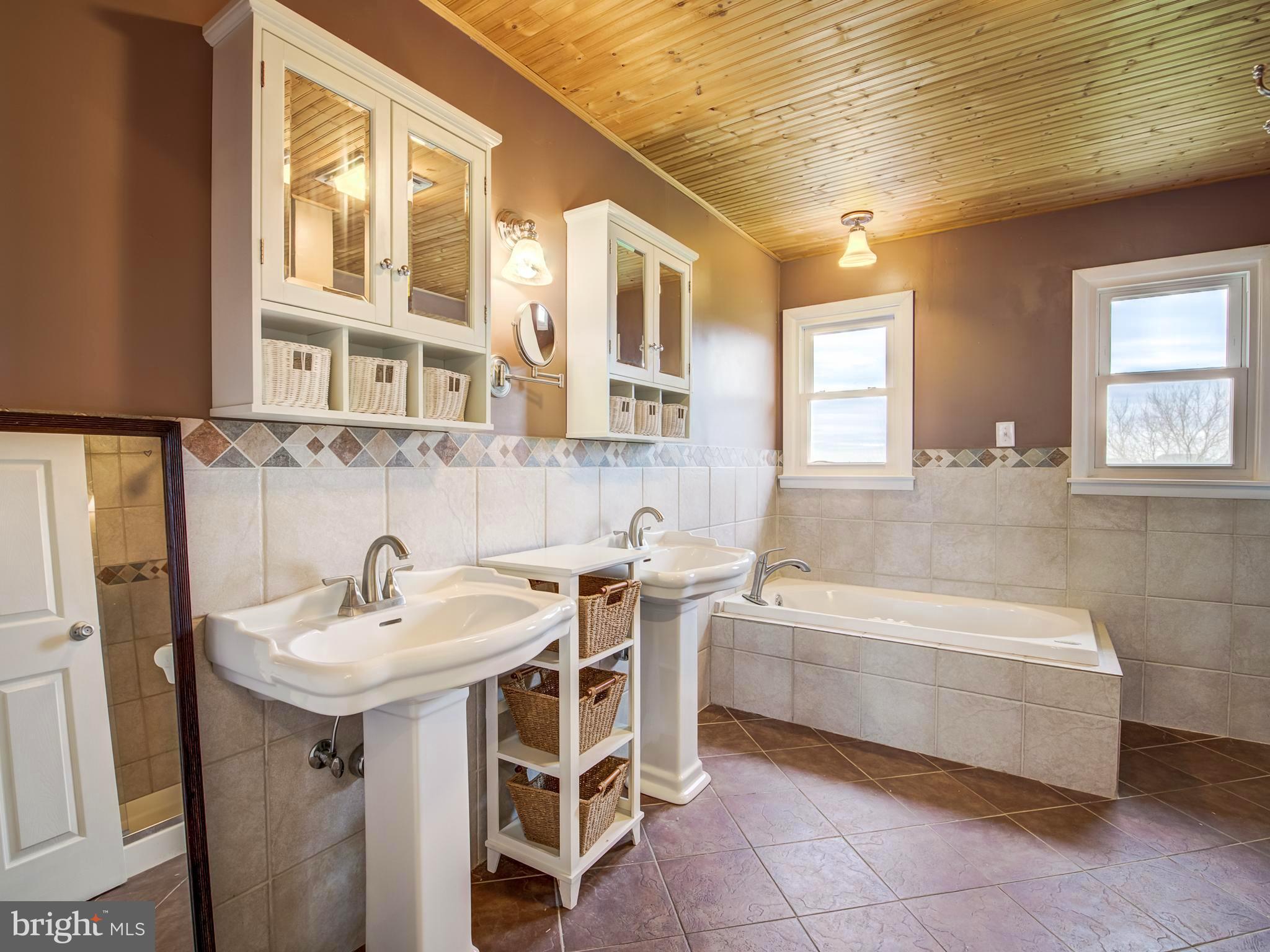 1233 Rosemont Dr