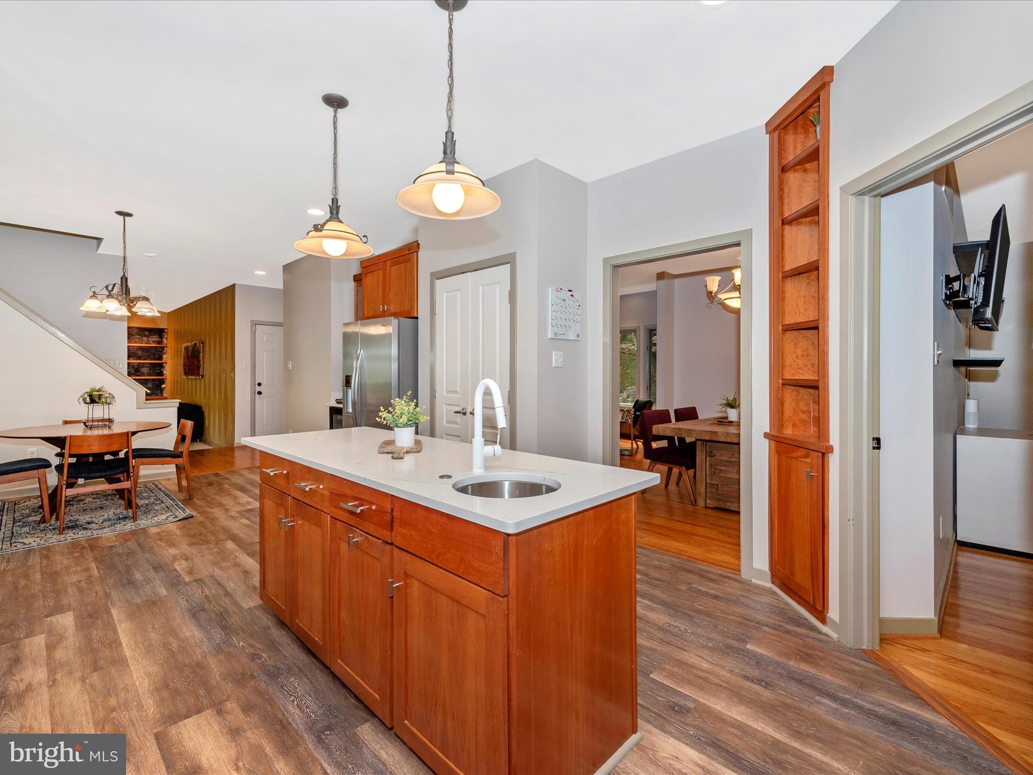 9715 Woodlake Pl