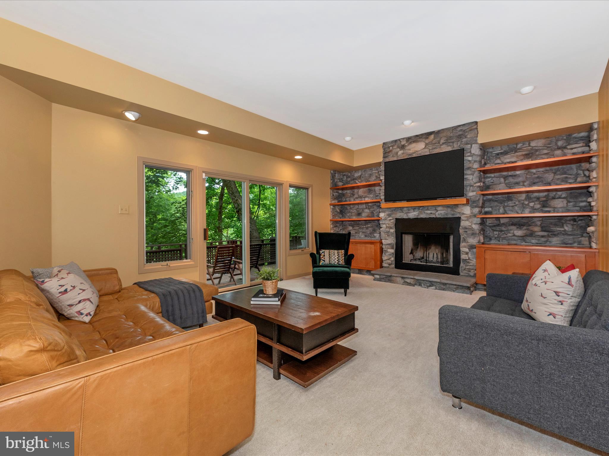 9715 Woodlake Pl