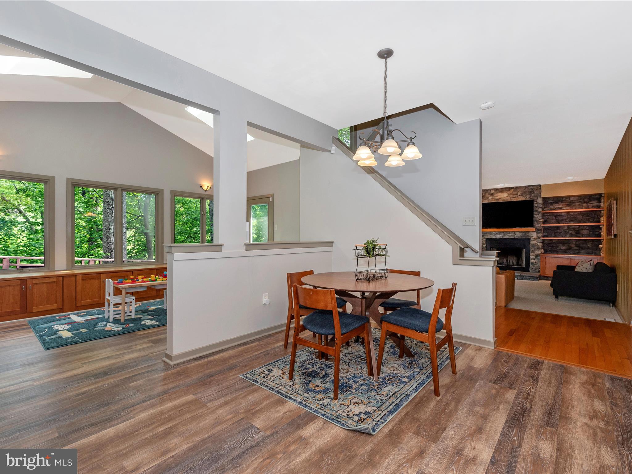 9715 Woodlake Pl