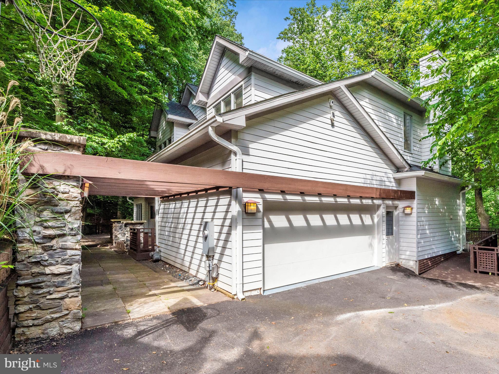 9715 Woodlake Pl