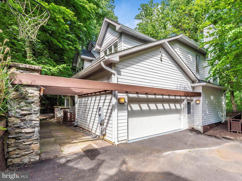 9715 Woodlake Pl