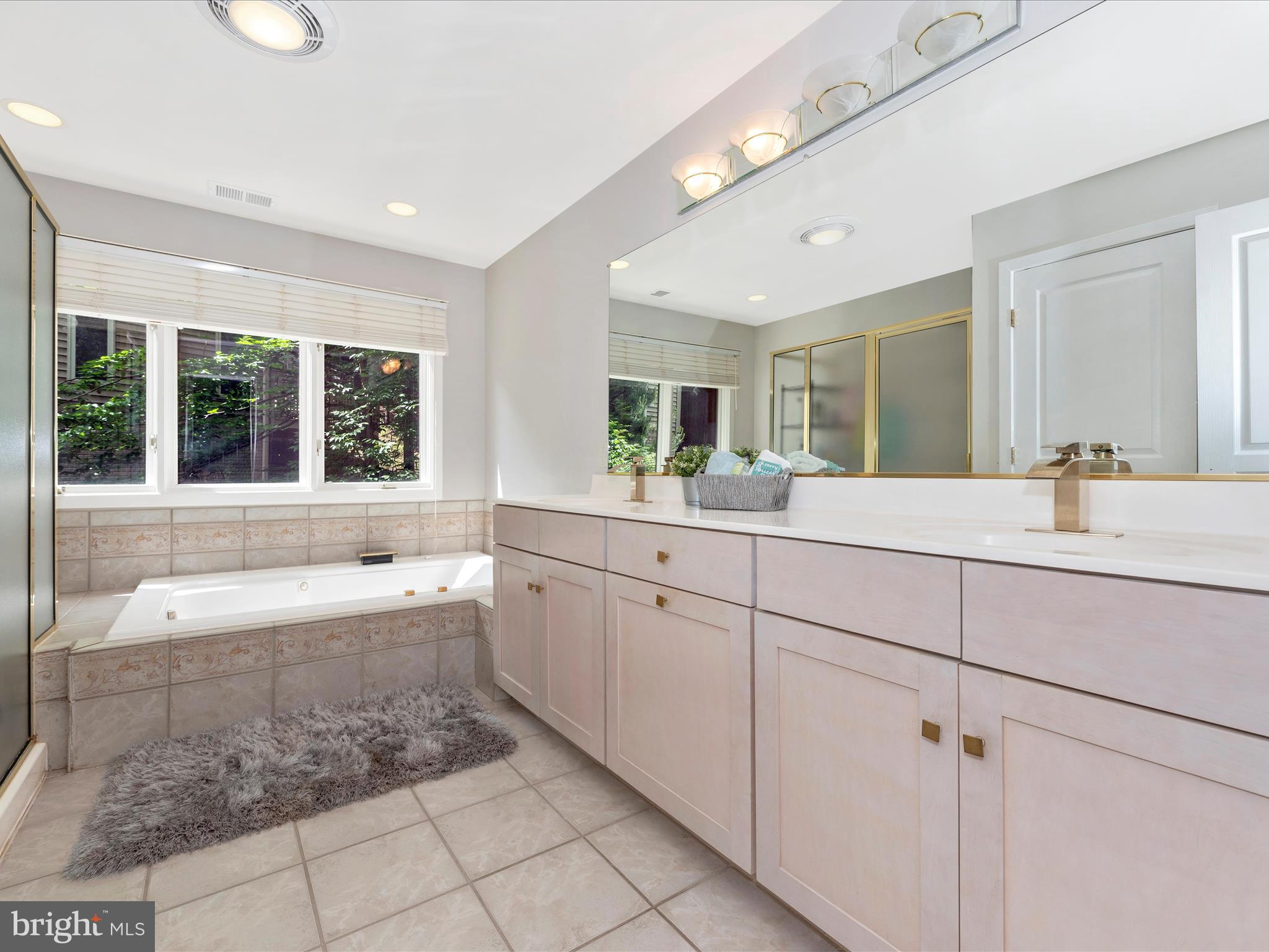 9715 Woodlake Pl