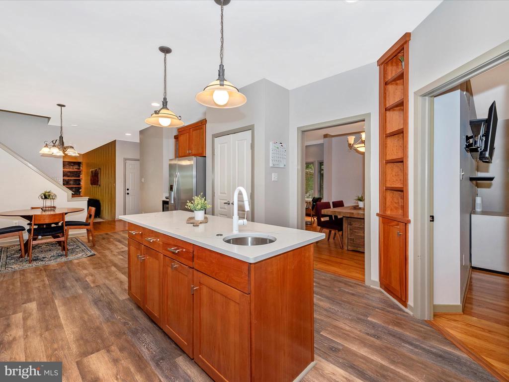 9715 Woodlake Pl