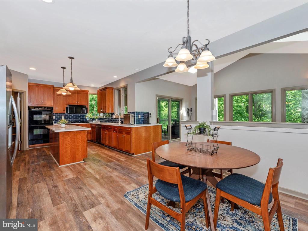 9715 Woodlake Pl
