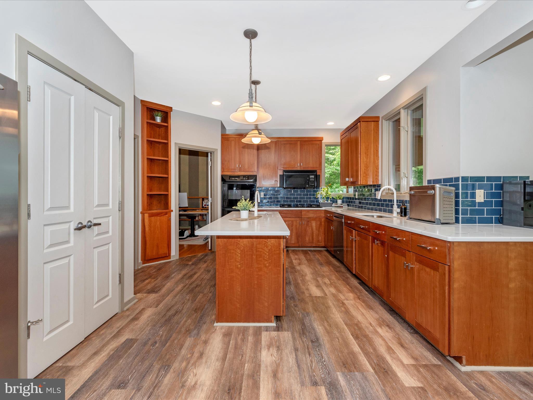 9715 Woodlake Pl