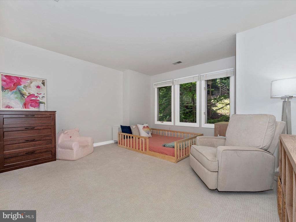 9715 Woodlake Pl