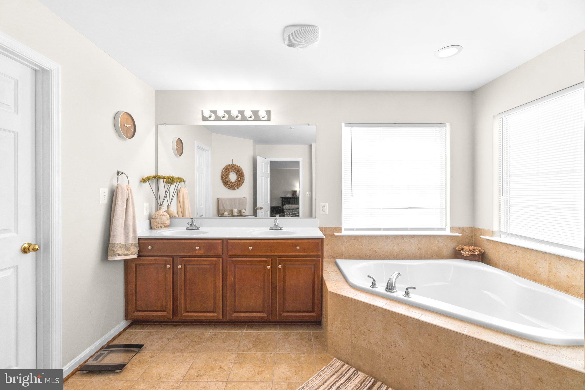 324 E Wainscot Dr