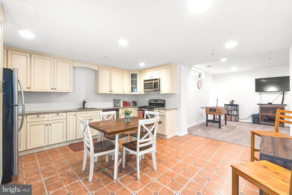 324 E Wainscot Dr