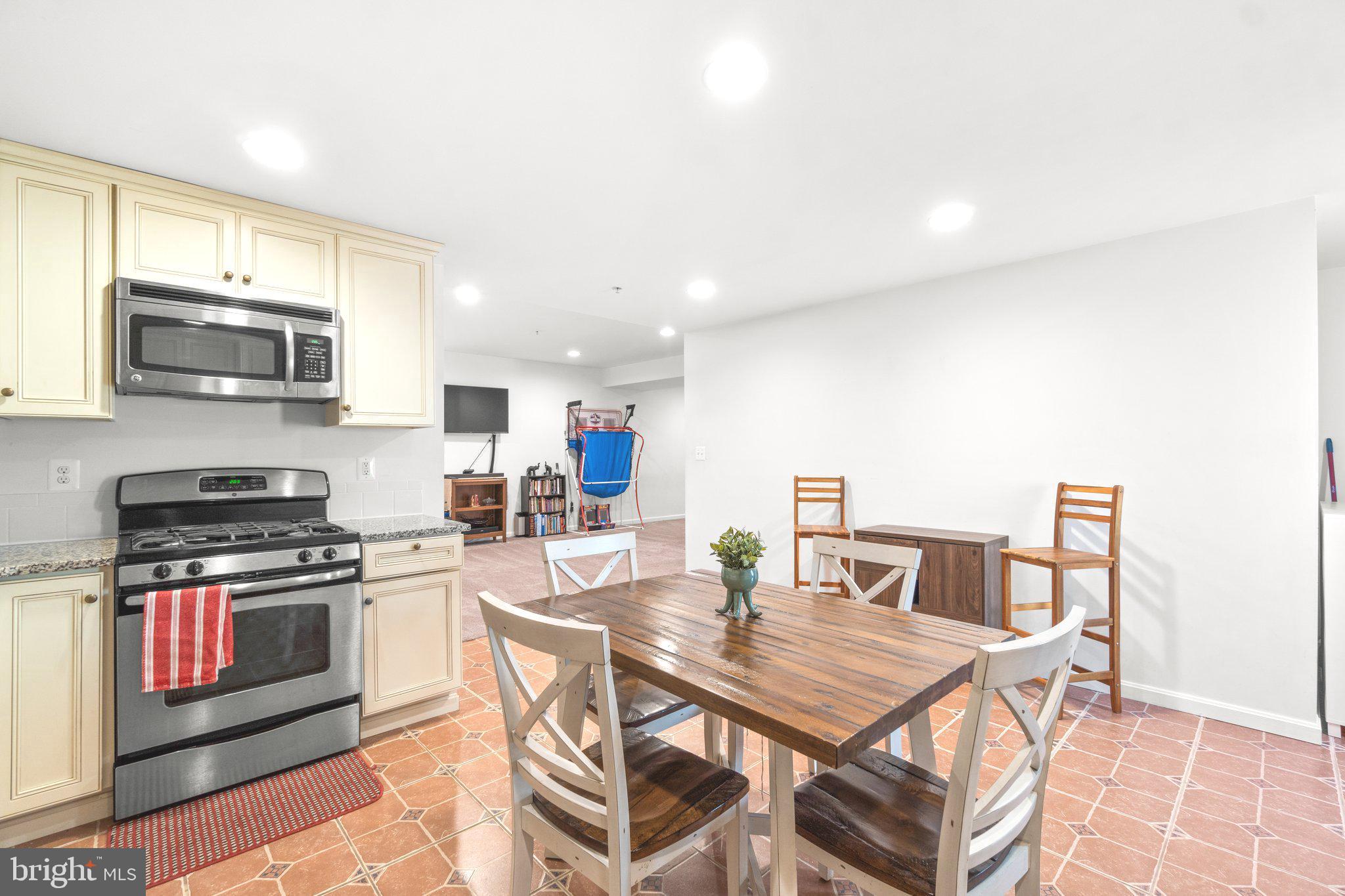 324 E Wainscot Dr
