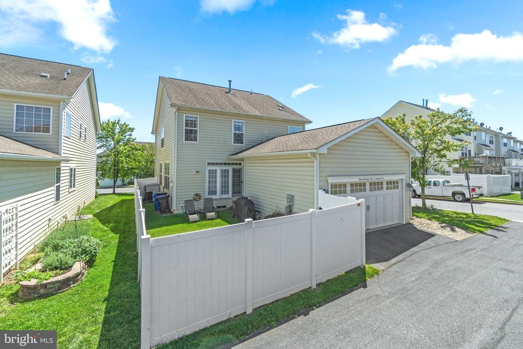 324 E Wainscot Dr