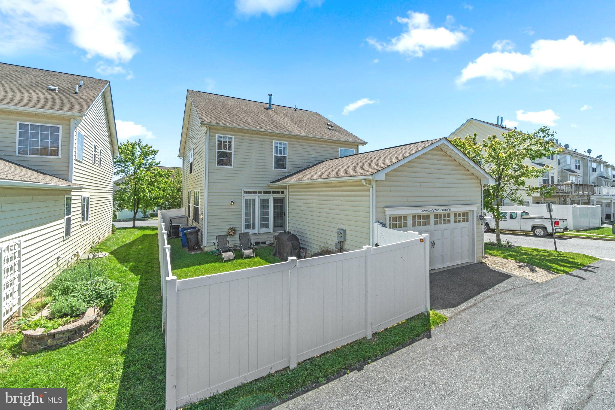 324 E Wainscot Dr
