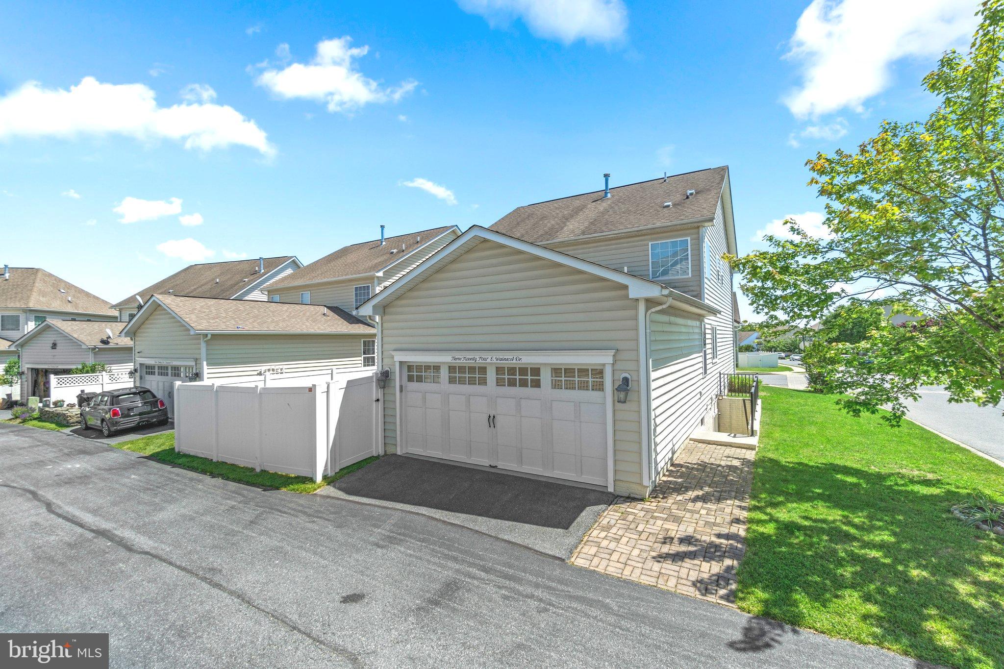 324 E Wainscot Dr
