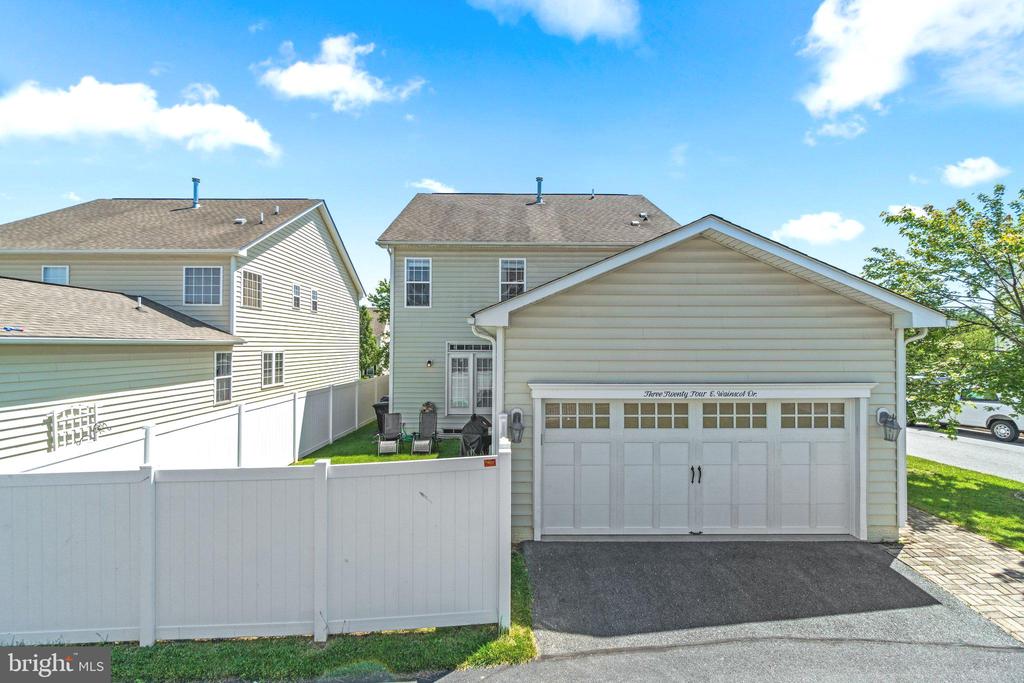 324 E Wainscot Dr