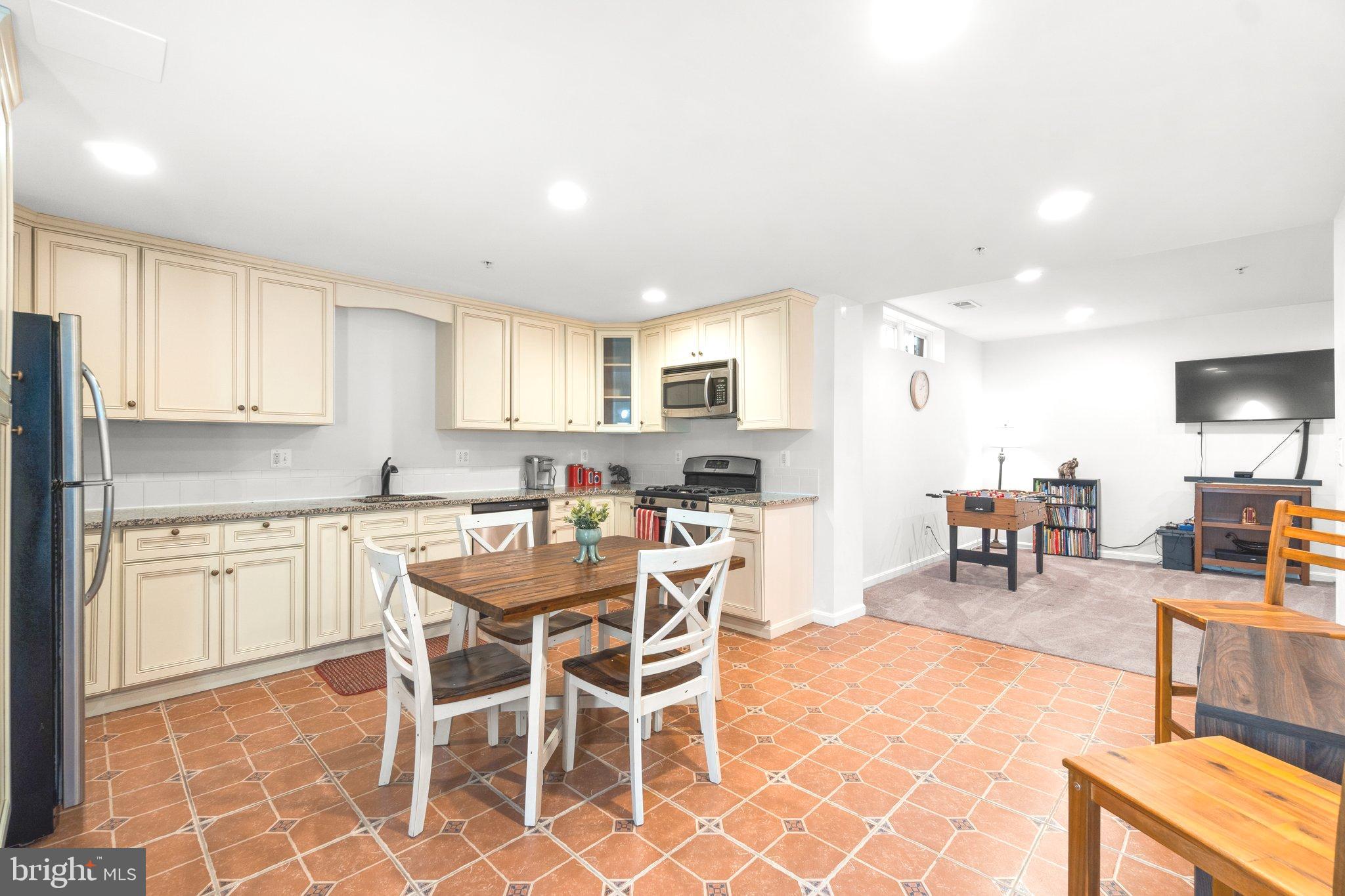 324 E Wainscot Dr