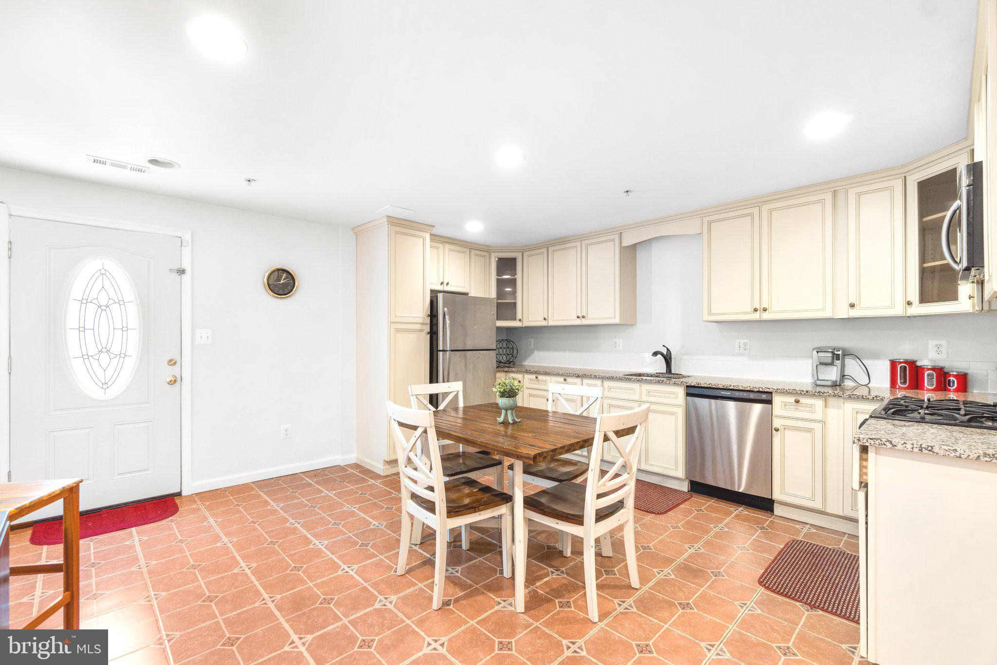 324 E Wainscot Dr