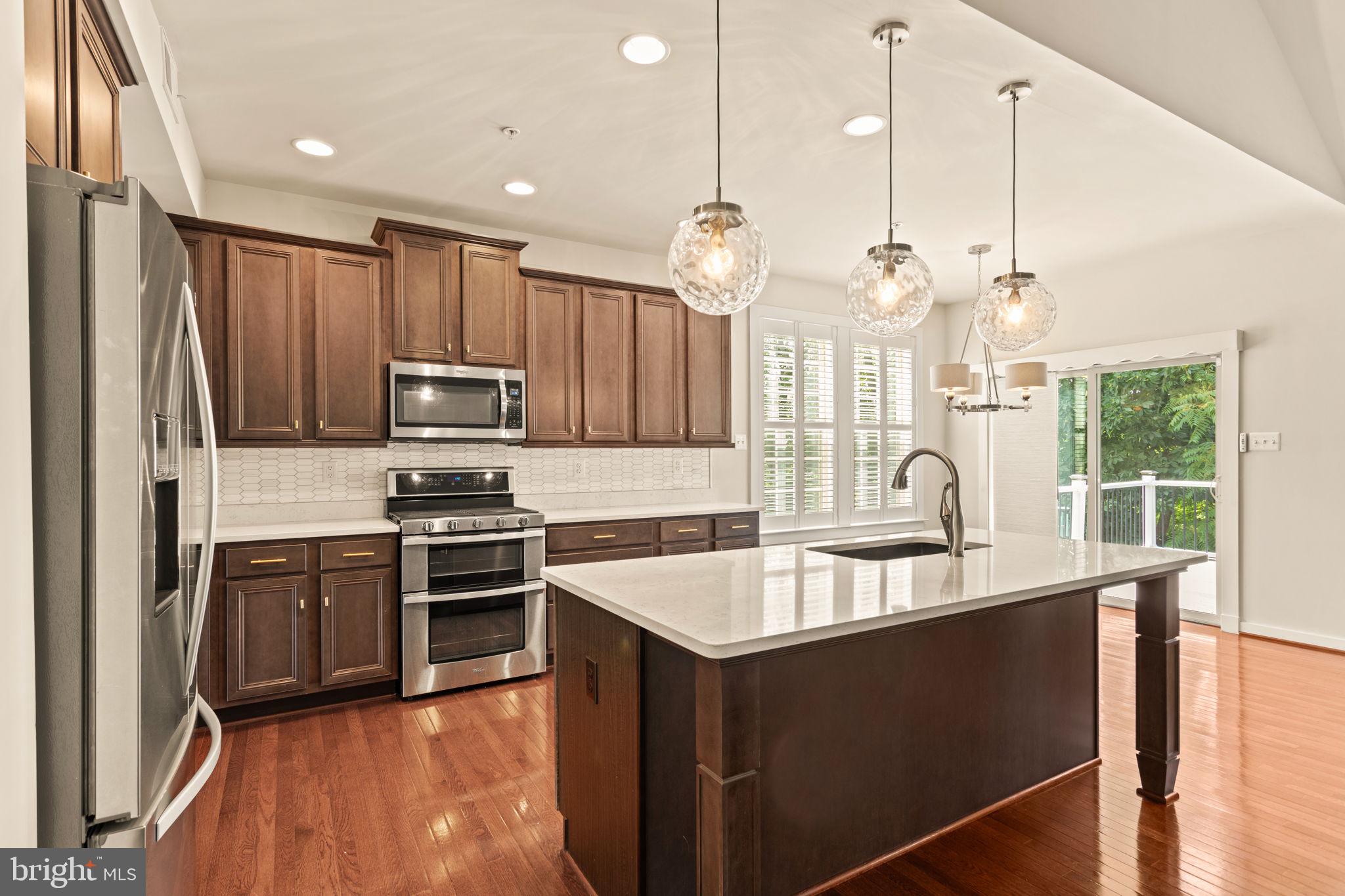 1112 SAXTON DR