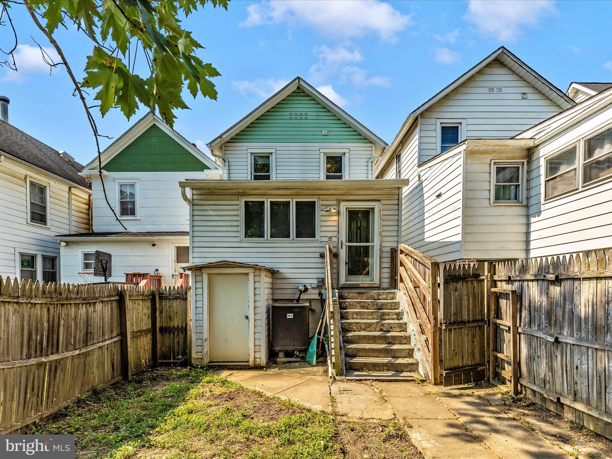 113 W B St
