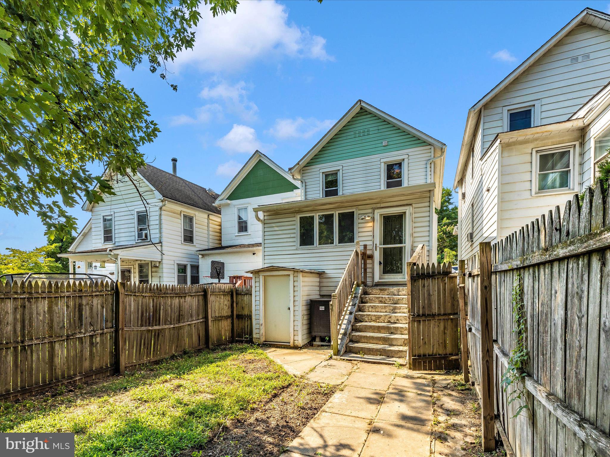 113 W B St