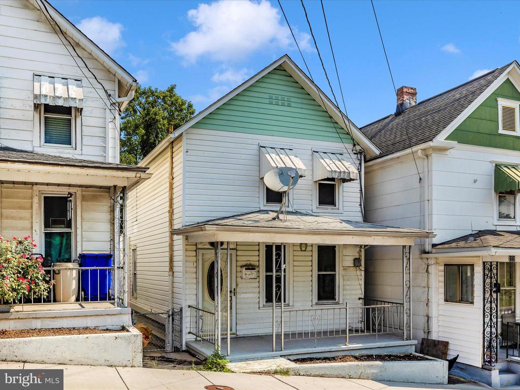 113 W B St