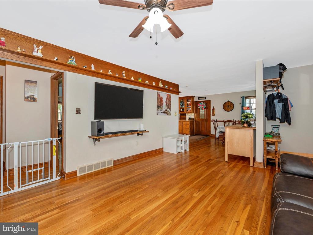 6832 WILLIS LANE