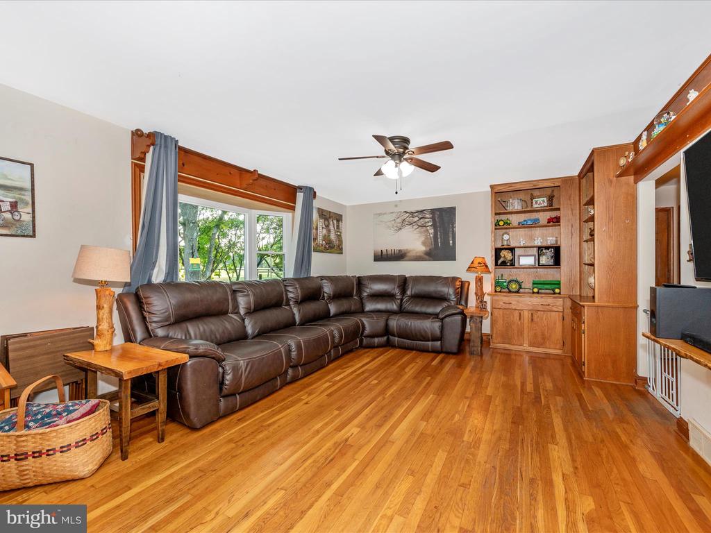 6832 WILLIS LANE