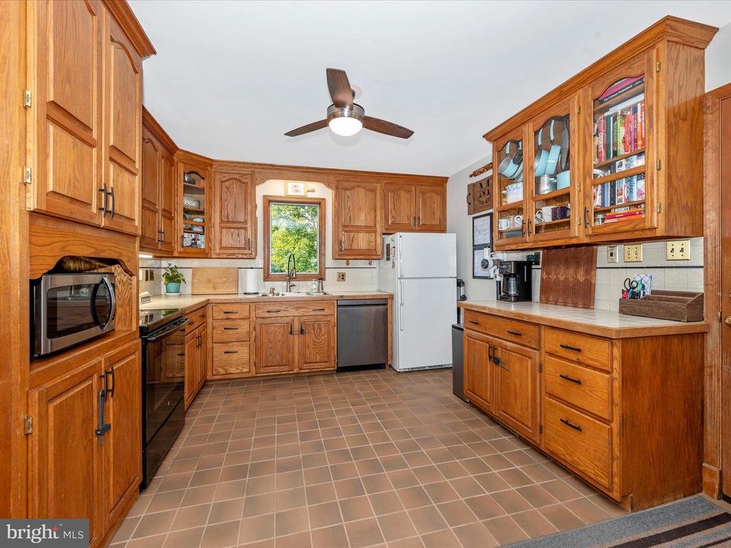 6832 WILLIS LANE