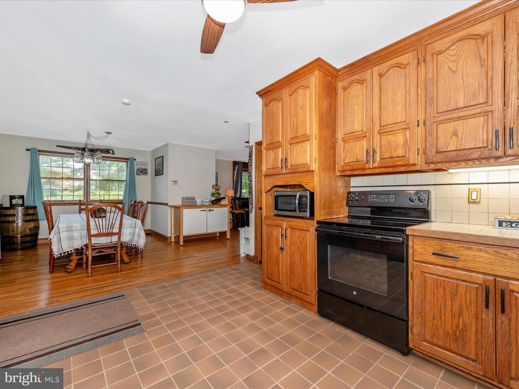 6832 WILLIS LANE