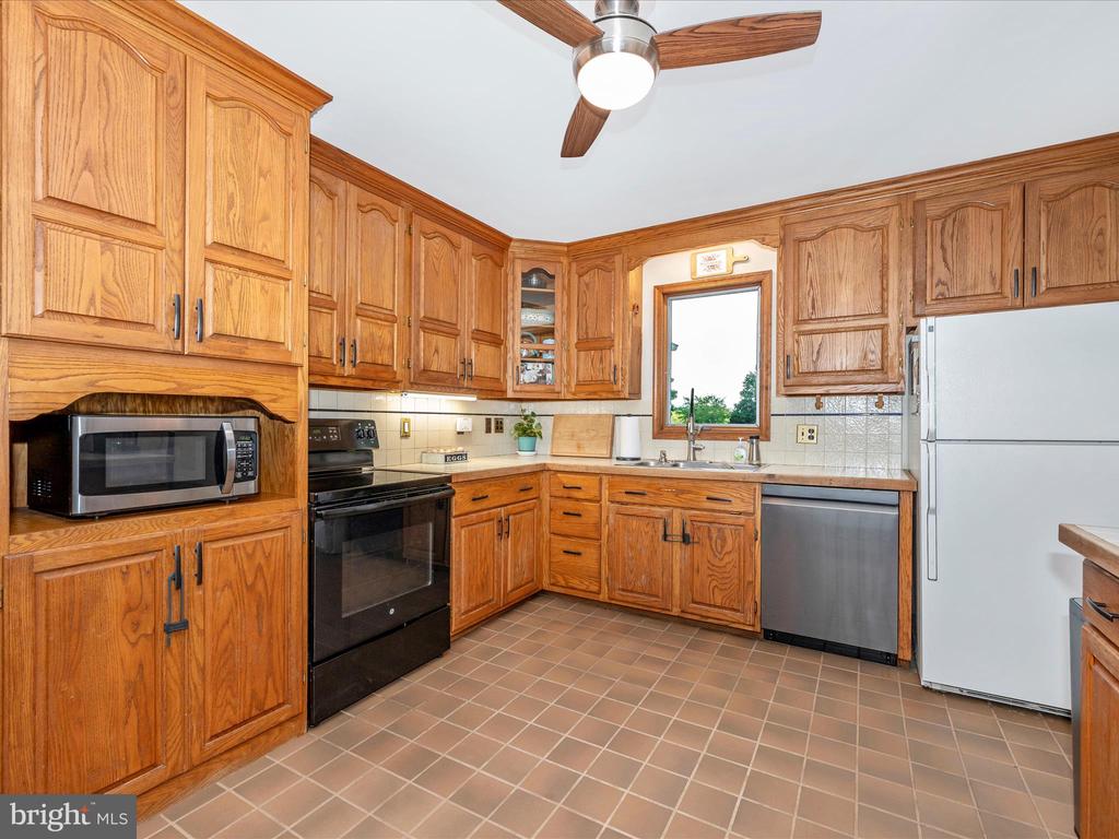 6832 WILLIS LANE