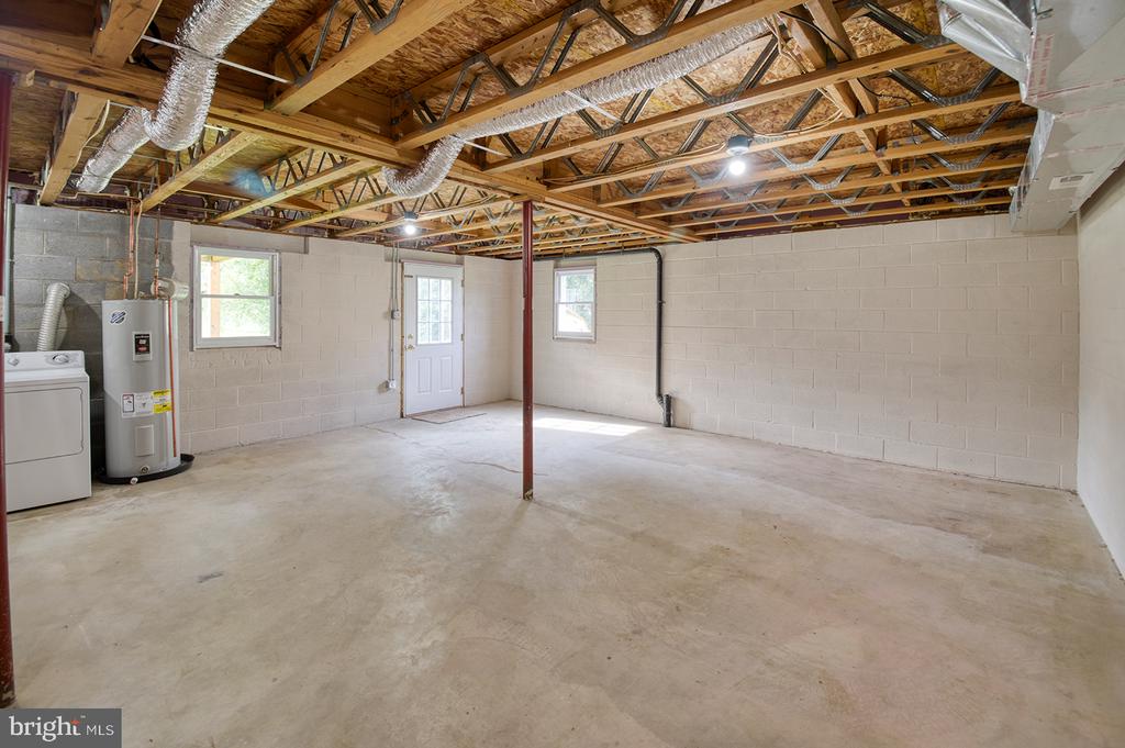 218 WINTERGREEN LN