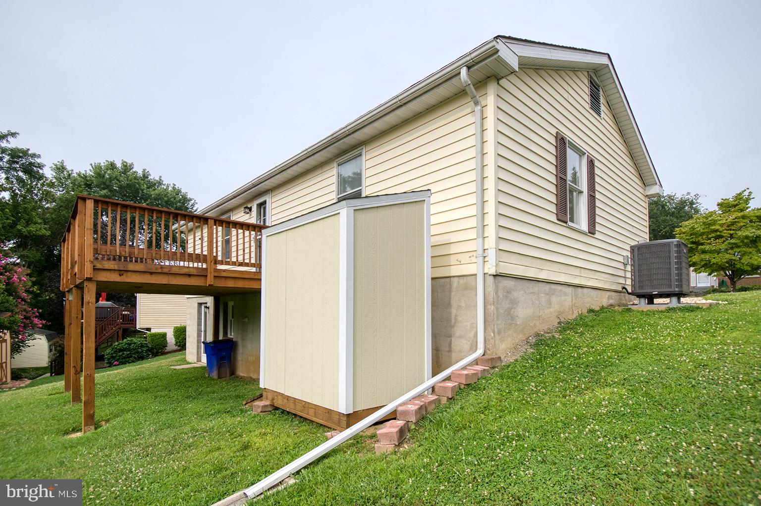 218 WINTERGREEN LN