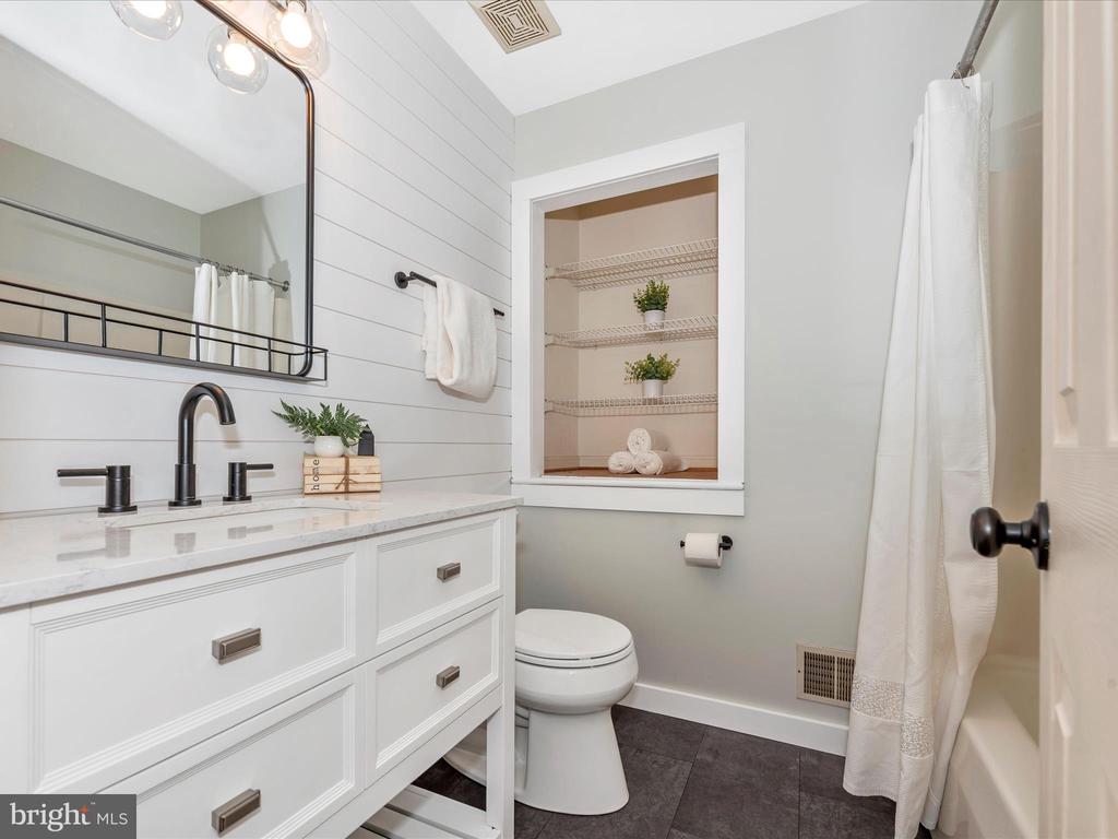 6822 Balmoral Overlook