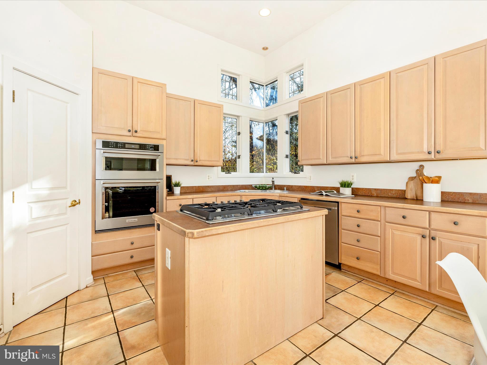 9701 Woodlake Pl