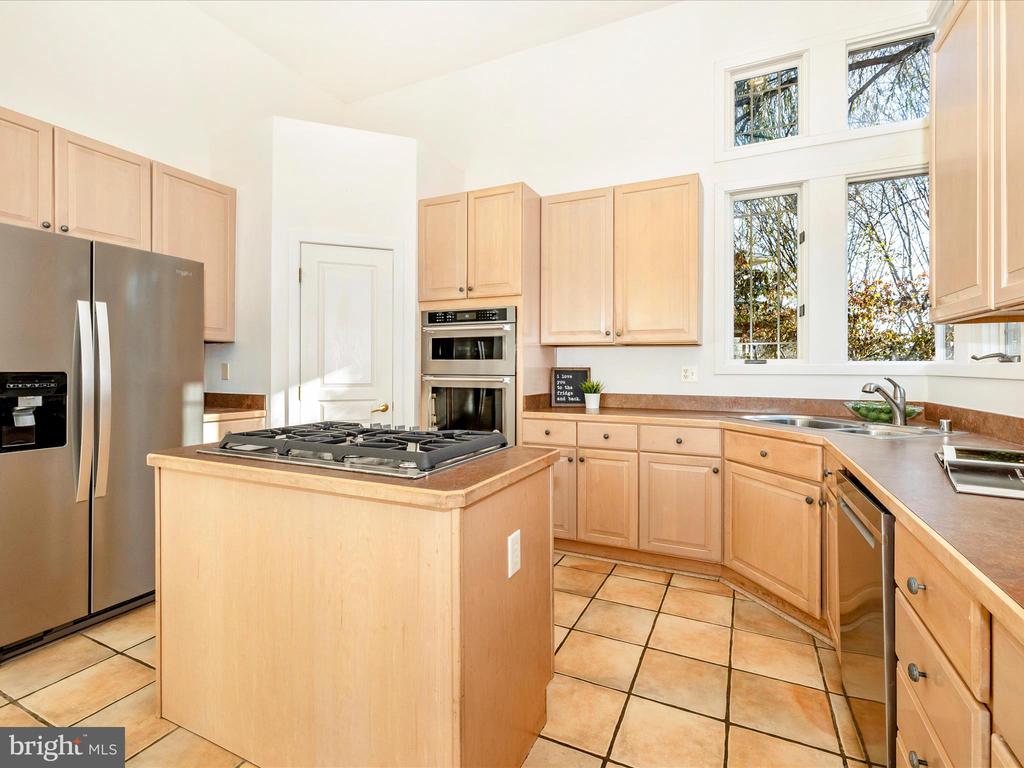 9701 Woodlake Pl